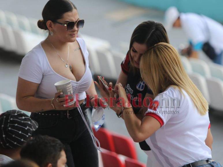 Ambientazo y pasión merengue: Así se vive el Olimpia vs Real España en las gradas del Nacional