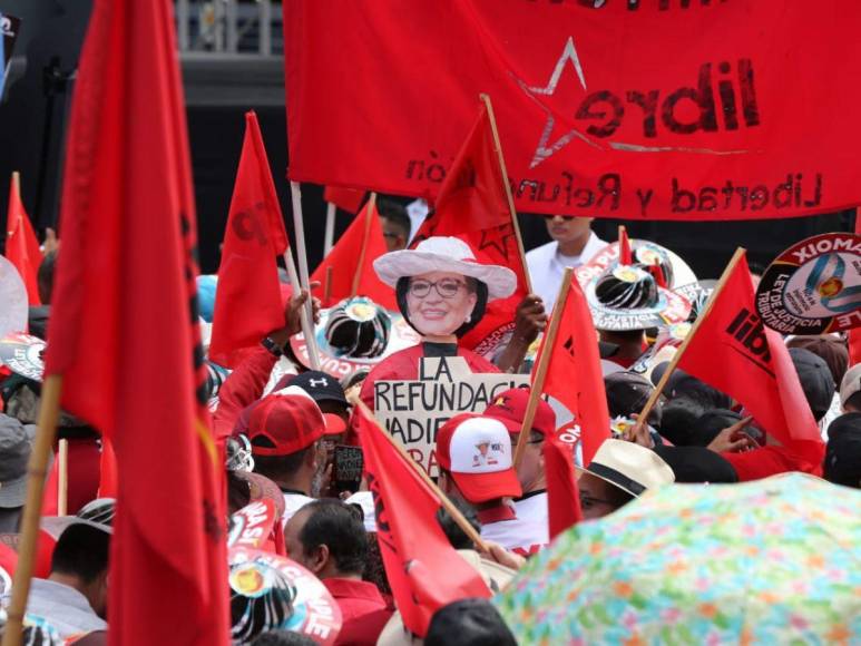 “Xiomara no está sola”, simpatizantes de Libre exclaman frente a Casa Presidencial