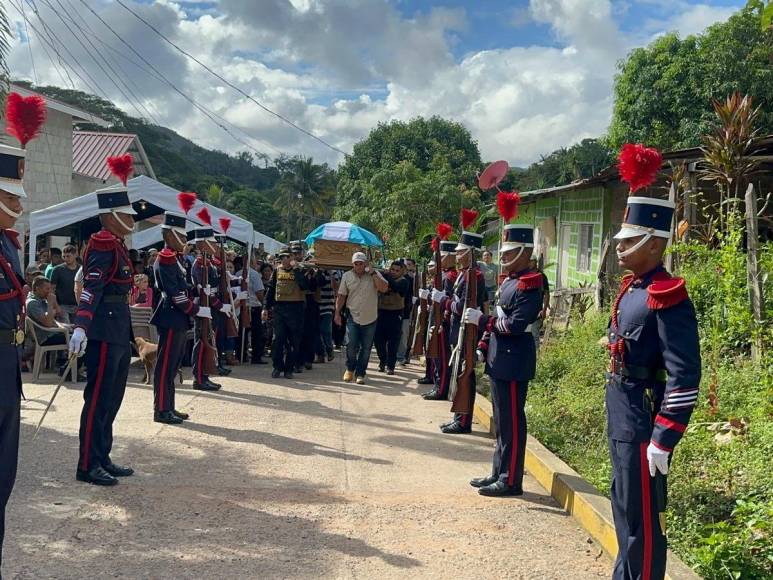 Soñaba con su título universitario: Dan último adiós a policía