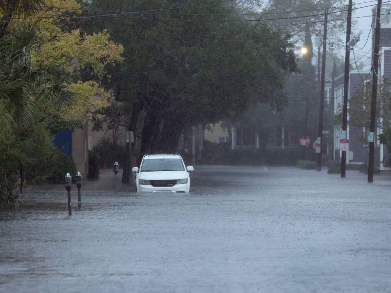 El huracán Ian deja miedo, inundaciones y árboles caídos en el suroeste de Florida