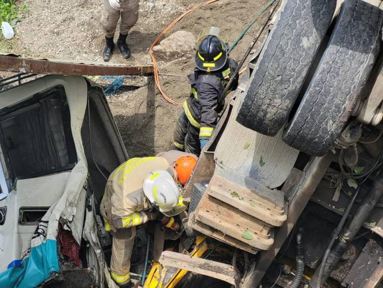 Escena del desastre: imágenes del accidente en El Progreso donde murió un niño y 15 personas resultaron heridas