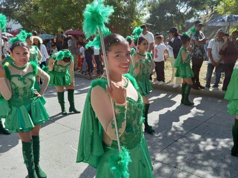 Pequeñas palillonas rinden tributo a la patria en desfiles en la capital