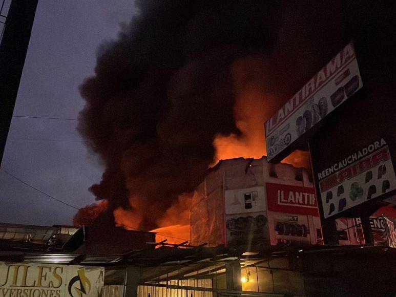 Impactantes imágenes del gigantesco incendio en el Hato de Enmedio