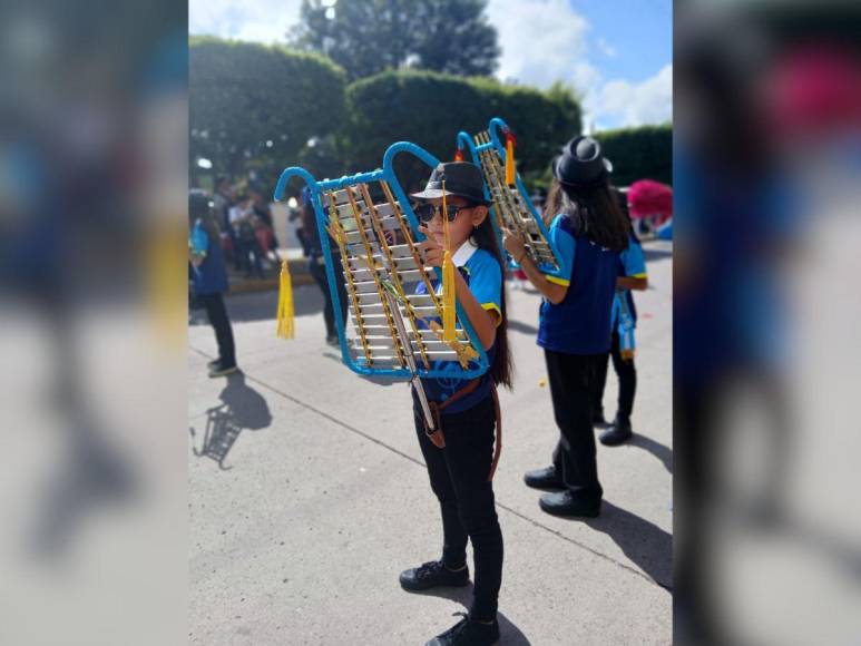 Pequeños músicos aportaron ritmo y sabor en desfiles escolares de la capital