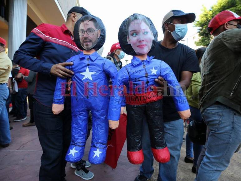 Con piñatas y sin vallas, el ambiente en los bajos del Congreso Nacional previo instalación de primera legislatura (FOTOS)