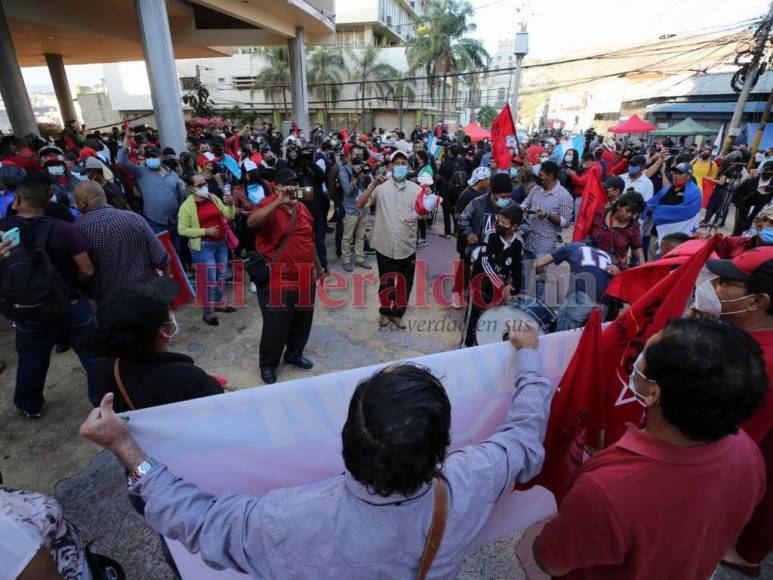 Con piñatas y sin vallas, el ambiente en los bajos del Congreso Nacional previo instalación de primera legislatura (FOTOS)