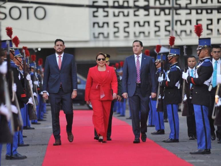 Sobrio y elegante: presidenta Xiomara Castro elige un look rojo para celebrar el 15 de septiembre