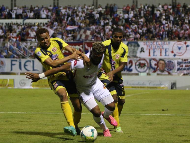 ¡Con juego de luces! Así celebró la Ultra Fiel el triunfo del Olimpia