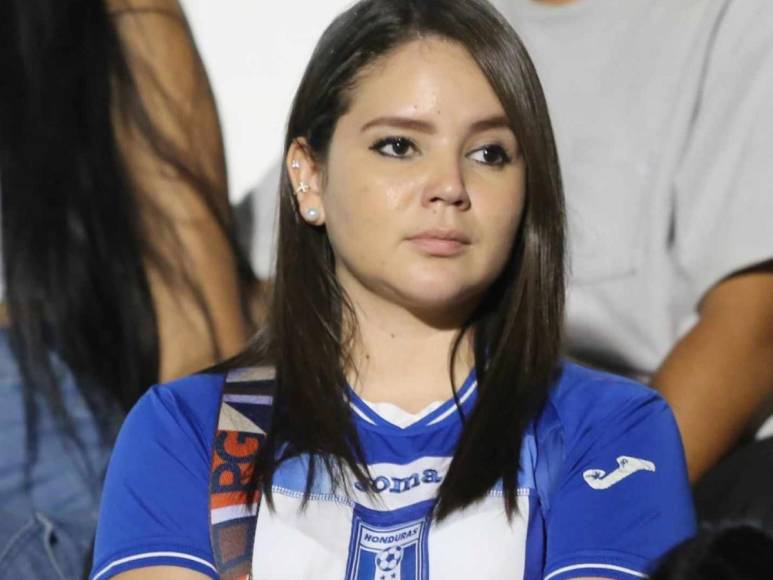 ¡Hermosas! Las bellas damas que engalanan la previa del Honduras vs Trinidad y Tobago