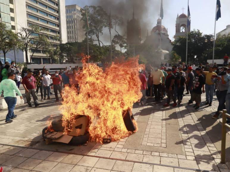 Negocios cerrados, personas atrapadas y disturbios: imágenes de las protestas en San Pedro Sula