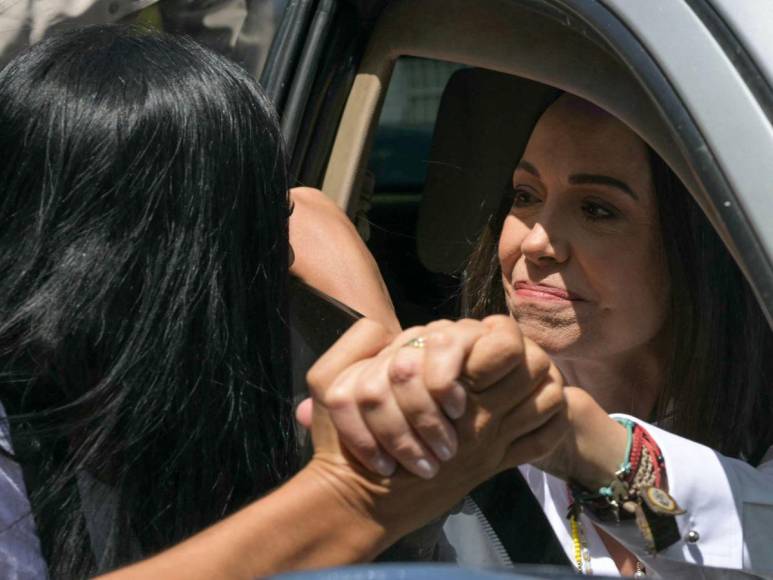 Ovacionada a su entrada y salida: así votó María Corina Machado en Venezuela