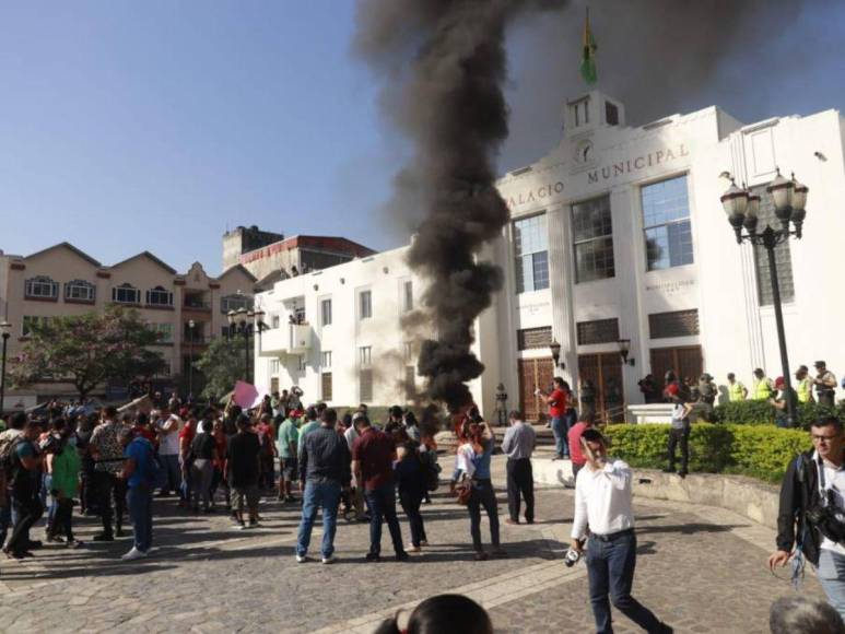 Negocios cerrados, personas atrapadas y disturbios: imágenes de las protestas en San Pedro Sula