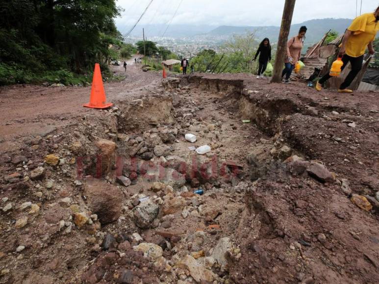 Cráteres, lodo y zonas a punto de quedar incomunicadas: así luce la capital tras las lluvias