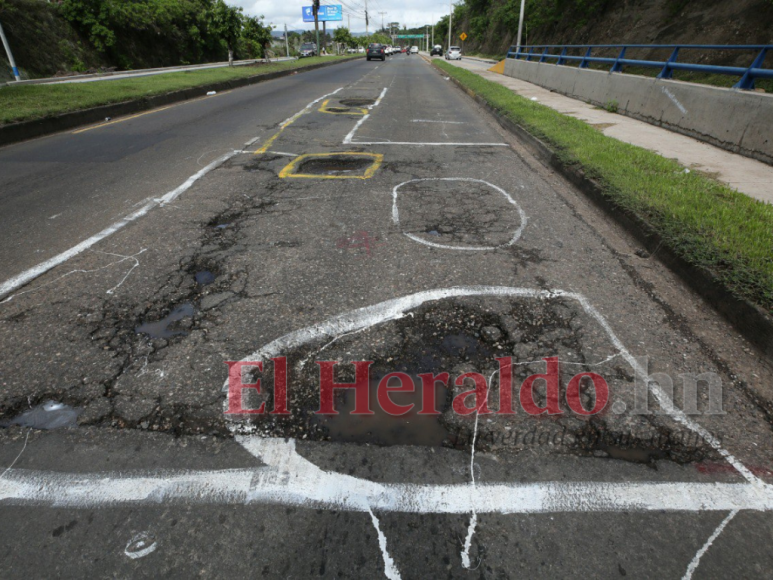 Con círculos blancos y mensajes, capitalinos exigen a la Alcaldía reparación de baches