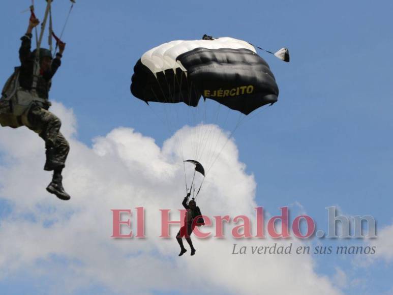 FOTOS: Paracaidistas se alistan para el salto por la Patria el 15 de septiembre