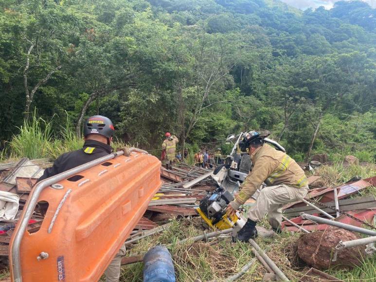 “Iba ‘arriado‘, logré maniobrar, de ahí no pude”: Las imágenes del fatal accidente que dejó una persona muerta y otra atrapada en Copán