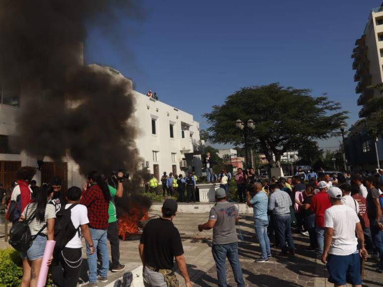 Negocios cerrados, personas atrapadas y disturbios: imágenes de las protestas en San Pedro Sula