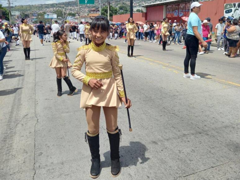 Pequeñas palillonas rinden tributo a la patria en desfiles en la capital