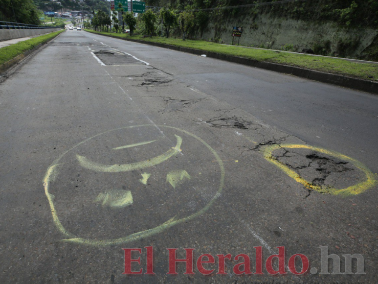 Con círculos blancos y mensajes, capitalinos exigen a la Alcaldía reparación de baches