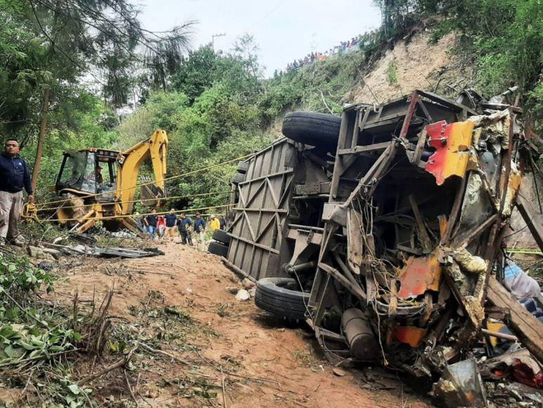 Fotografías revelan el devastador accidente de autobús que cobró la vida de 27 personas en México