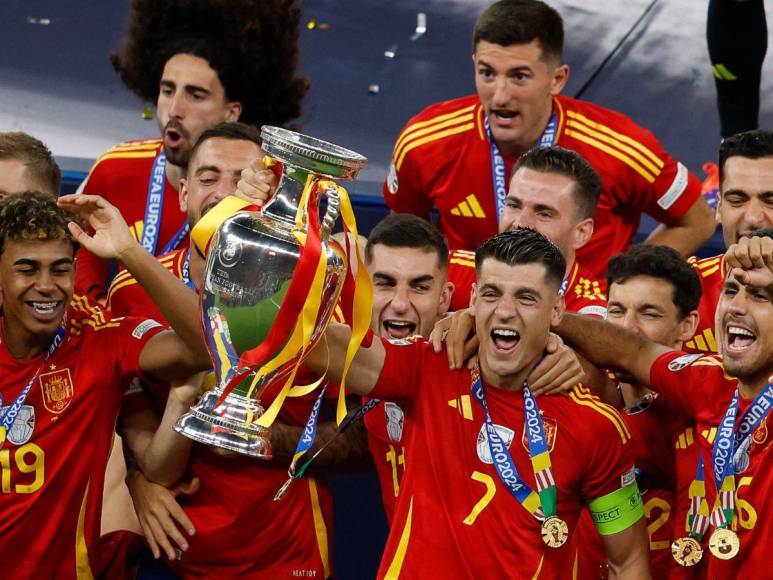 Eufórico festejo de España tras conquistar la cuarta Eurocopa de su historia