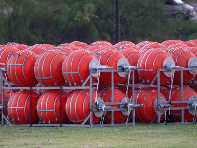 Así es el “muro flotante” hecho de boyas con púas que pretende evitar el paso de migrantes por el Río Bravo