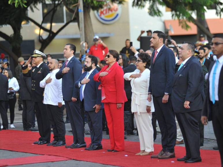 Sobrio y elegante: presidenta Xiomara Castro elige un look rojo para celebrar el 15 de septiembre