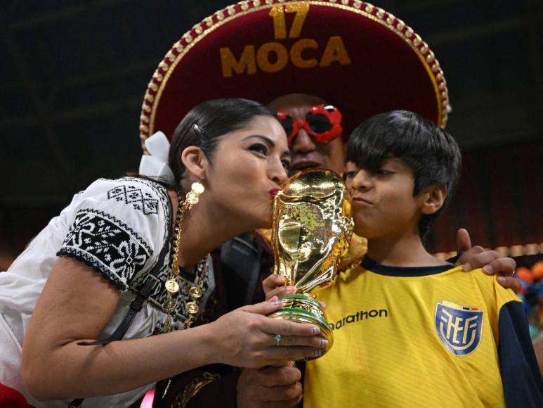 ¡Fiesta total! Así vivieron los aficionados del Mundial el duelo Qatar vs Ecuador