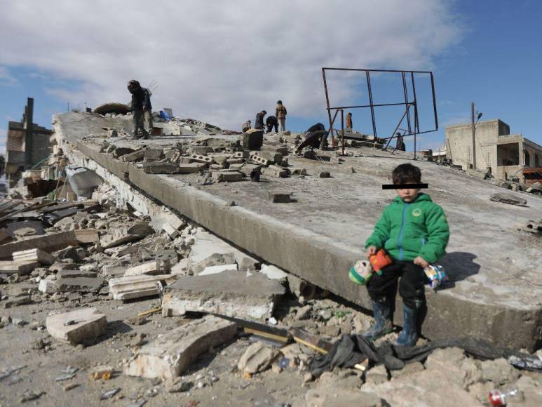 Fotos de los dramáticos rescates de niños bajo los escombros tras terremoto en Turquía y Siria