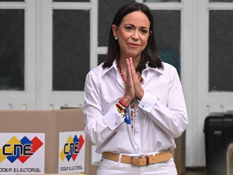 Ovacionada a su entrada y salida: así votó María Corina Machado en Venezuela