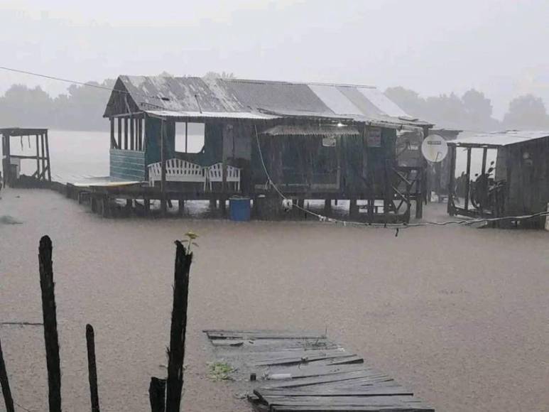 “¿Hay alguien por allí?... ¿Necesitan ayuda?”: Así fueron los tres días devastadores de tormenta Julia en Honduras