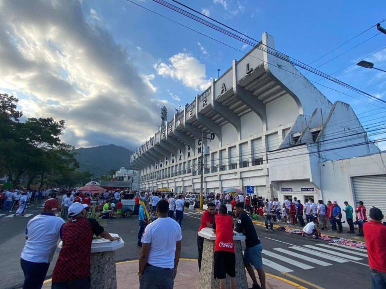 ¡Fiesta merengue! El Morazán se viste de blanco para el clásico Olimpia-Motagua