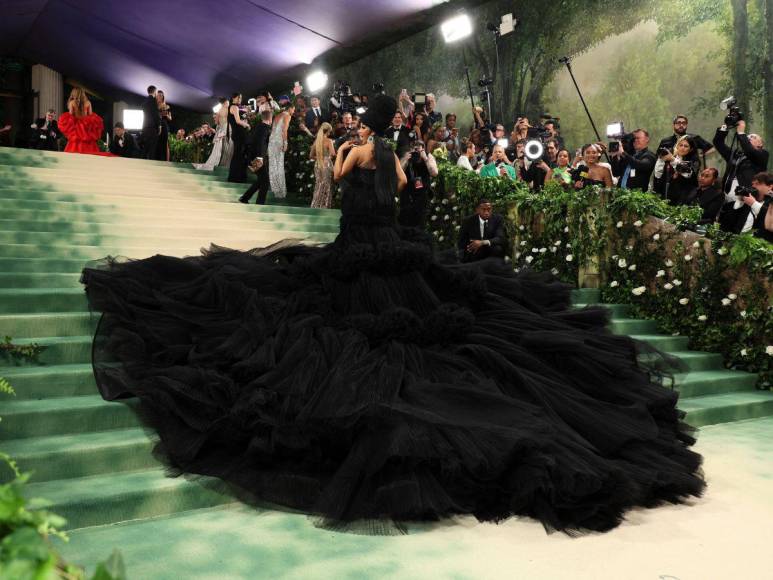 ¡Icónica! Así lució Cardi B con un imponente vestido negro en la Met Gala 2024