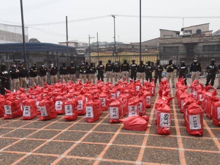 Trasladan a Tegucigalpa las 2.7 toneladas de droga incautada en caribe hondureño