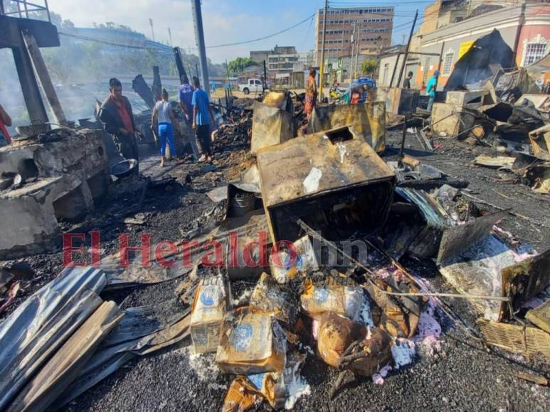 Mercado de la primera avenida quedó hecho cenizas tras incendio (Fotos)