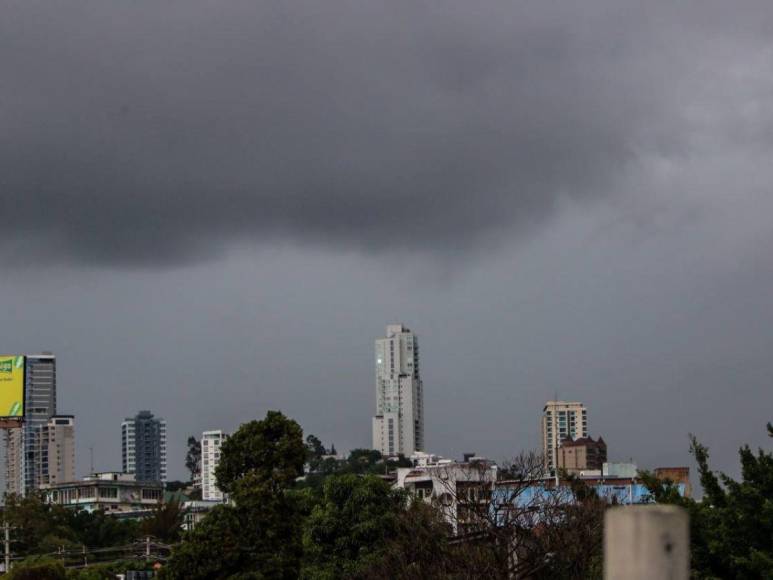 Fuertes lluvias oscurecen Tegucigalpa en pleno mediodía este martes