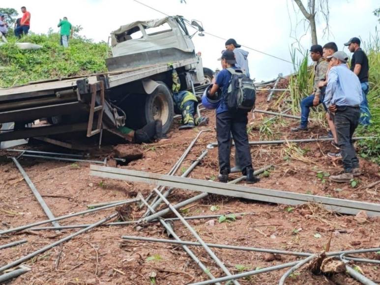 “Iba ‘arriado‘, logré maniobrar, de ahí no pude”: Las imágenes del fatal accidente que dejó una persona muerta y otra atrapada en Copán