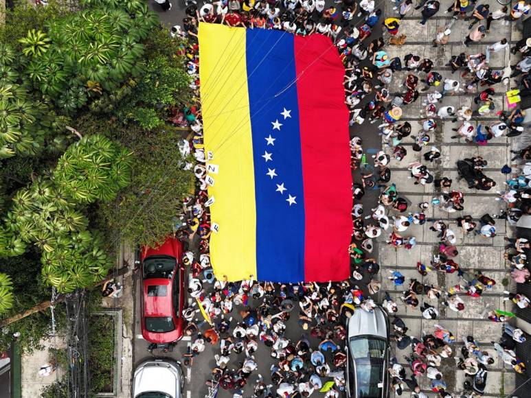 Entre pancartas y consignas, venezolanos votan en el exterior