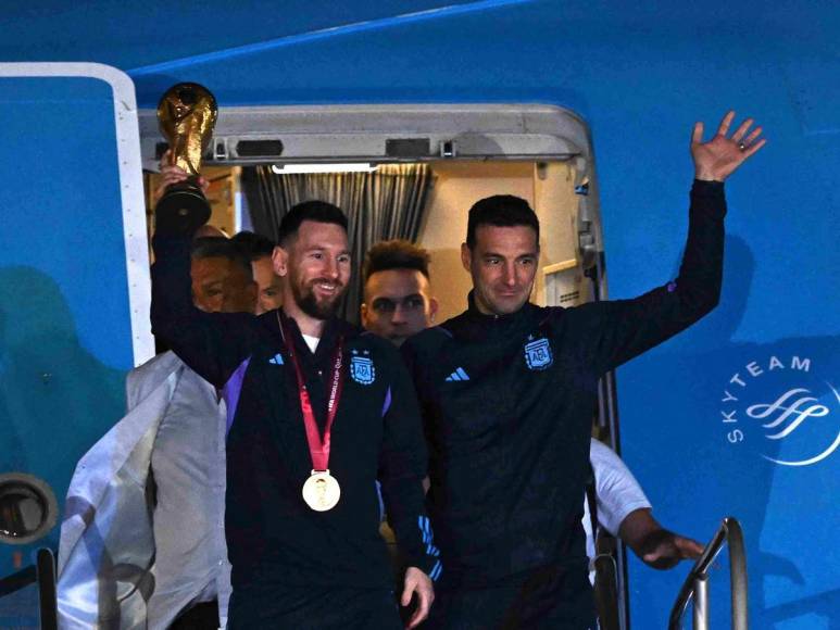 Entre cantos, llanto y fiesta fue recibida la selección de Argentina en Buenos Aires