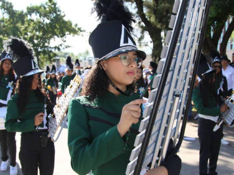 Pequeños músicos aportaron ritmo y sabor en desfiles escolares de la capital