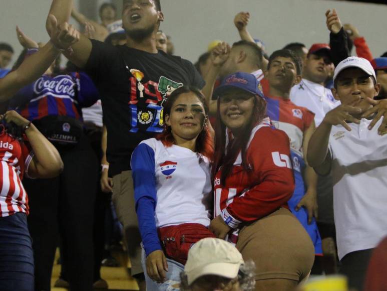 ¡Con juego de luces! Así celebró la Ultra Fiel el triunfo del Olimpia