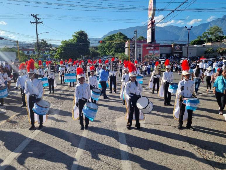 Con fervor y patriotismo, bandas marciales deslumbran este 15 de septiembre