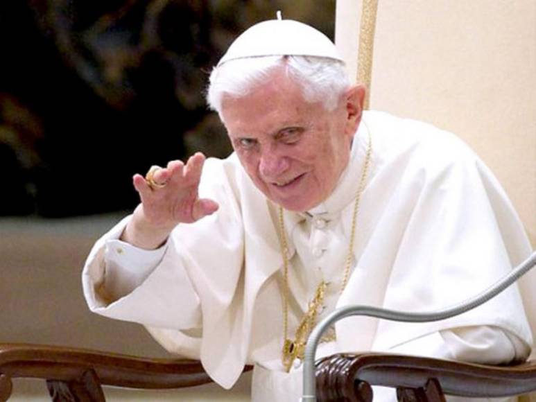 Amante de los gatos, escándalos y renuncia: la vida del papa emérito Benedicto XVI