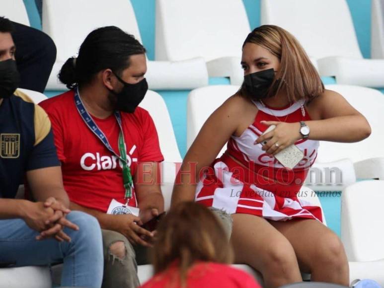 Hermosas mujeres adornan la final de ida entre Motagua y Real España