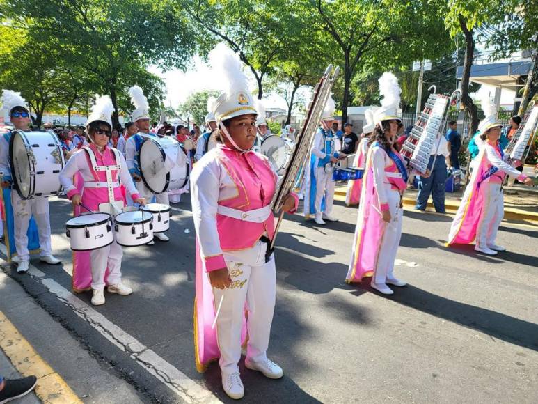 Escuelas de San Pedro Sula rinden homenaje en el 203 aniversario de Independencia Patria