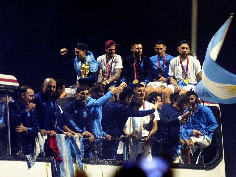 Entre cantos, llanto y fiesta fue recibida la selección de Argentina en Buenos Aires