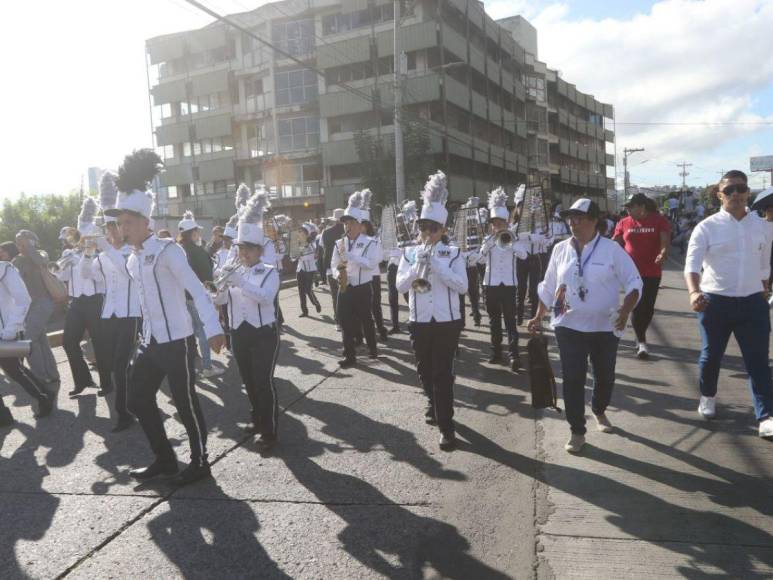 Con fervor y patriotismo, bandas marciales deslumbran este 15 de septiembre