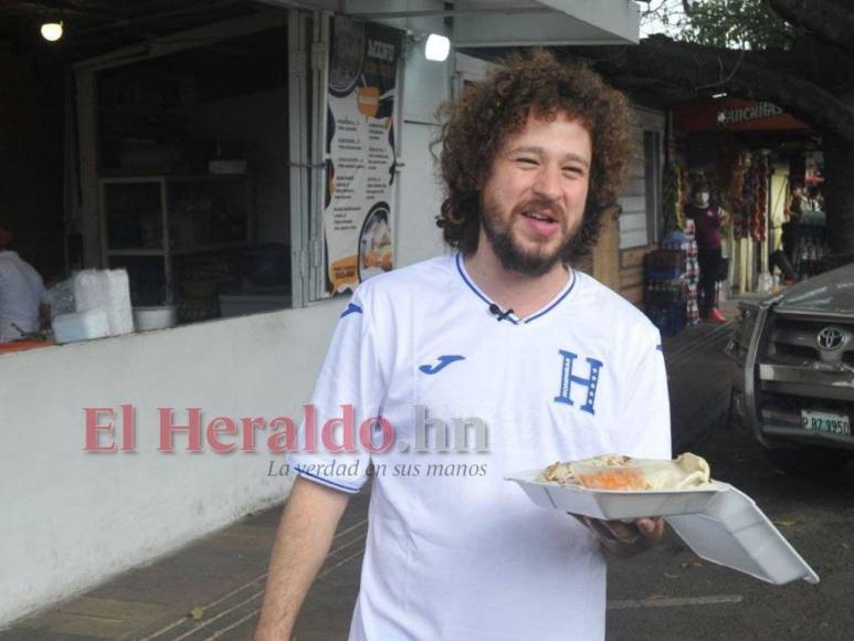 En imágenes: así saborea Luisito Comunica las baleadas en la capital