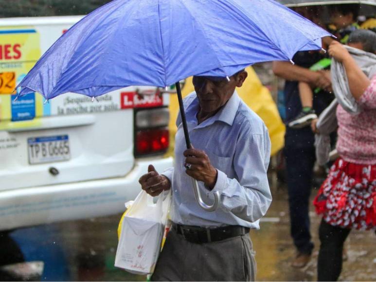 Fuertes lluvias oscurecen Tegucigalpa en pleno mediodía este martes