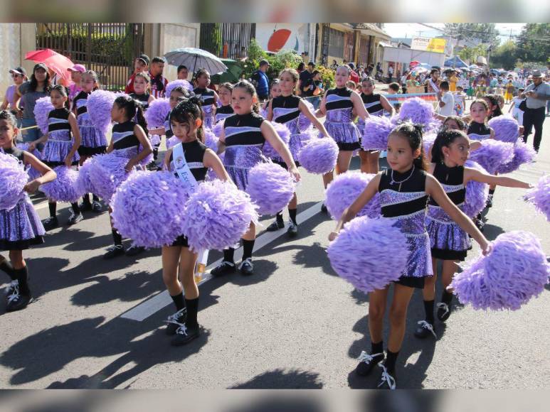 Bellas pomponeras ponen color y ritmo en los desfiles escolares de la capital este 2024